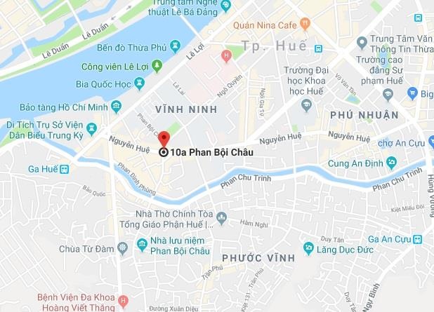 Oto khach dam vao nha dan anh 3