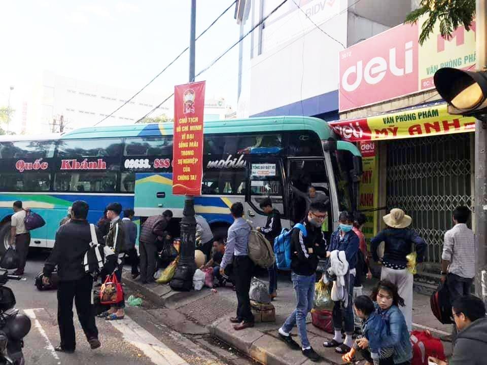 Oto khach dam vao nha dan anh 1