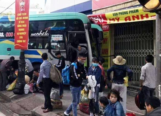 Oto cho hang chuc hanh khach dam vao nha dan hinh anh