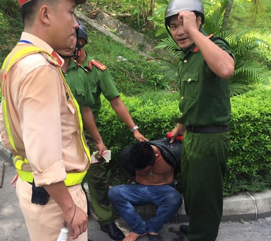 Tài xế ngáo đá tông nhiều ôtô ảnh 1 Tai xe ngao da tong nhieu oto anh 1