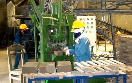 Nam cong nhan tu vong khi dang lam viec o nha may gach hinh anh