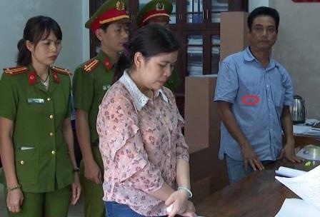 Bat them 5 nguoi trong duong day mua ban hoa don hinh anh