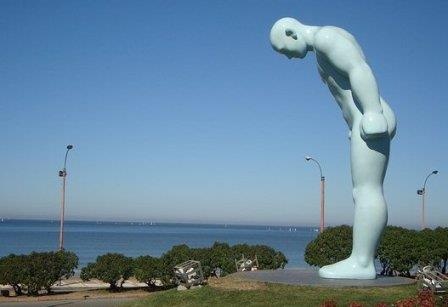 Dat tuong 'Nguoi dan ong cui chao' o cong vien canh song Huong hinh anh