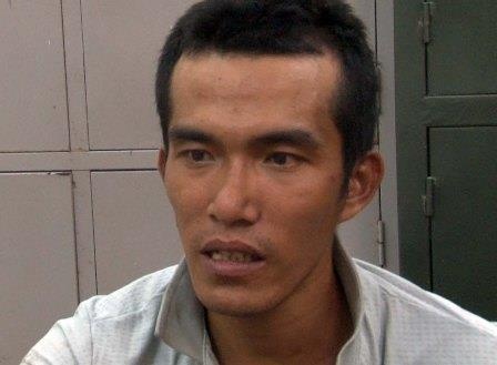 Trom lao xe vao cong an, mot trinh sat nhap vien hinh anh