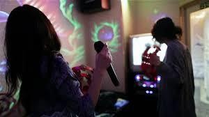 9X bi dam chet do mau thuan tien 'bo' cho tiep vien karaoke hinh anh
