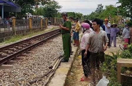 Chay xe may bang qua duong sat, nguoi dan ong bi tau SE1 tong tu vong hinh anh