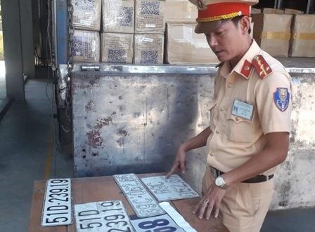 Tai xe su dung nhieu bien so gia khi cho hang lau hinh anh