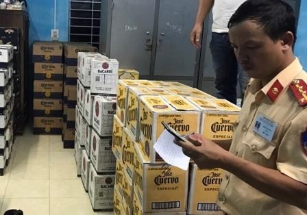 CSGT truy duoi 16 km chan oto vi pham luat giao thong hinh anh