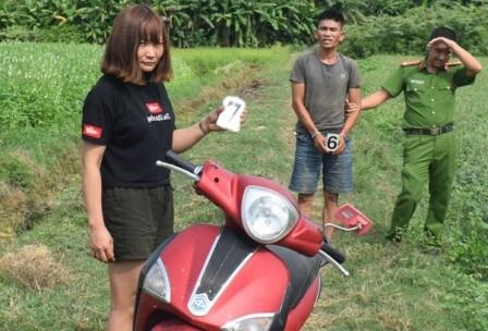 Bi cong an vay bat, doi nam nu dung ma tau chong tra hinh anh