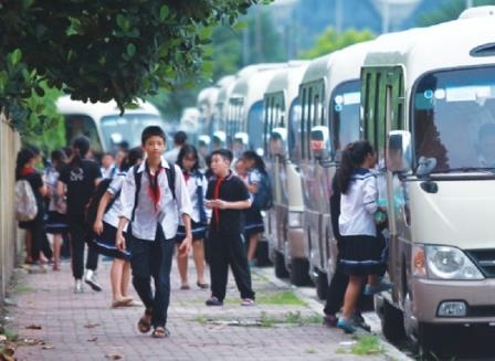 Khong bang lai van ngang nhien dieu khien xe cho 40 hoc sinh hinh anh