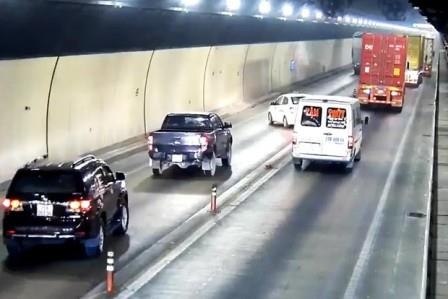 Vuot au trong ham Hai Van, tai xe bi phat 2,5 trieu dong hinh anh