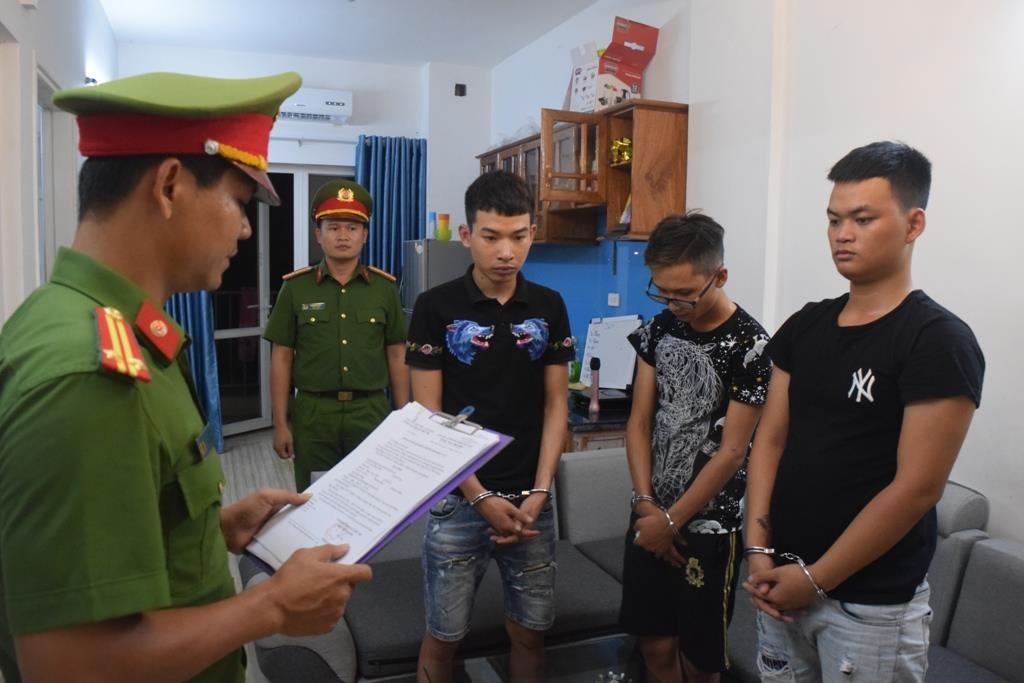 Bat nhom tin dung den anh 2