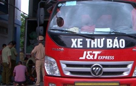 CSGT chan 2 xe thu bao cho hang lau hinh anh