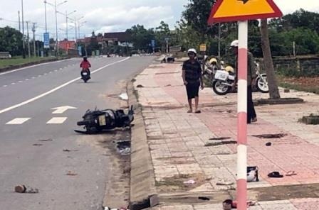 Xe may tong bien bao giao thong, 2 nguoi tu vong hinh anh