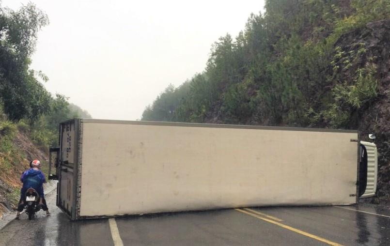 Xe dong lanh lat, chan ngang quoc lo hon 1 gio hinh anh