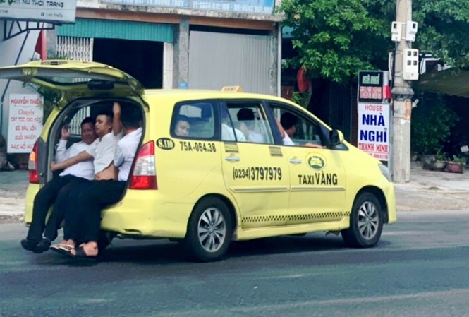 Taxi nhoi nhet 11 nguoi anh 1