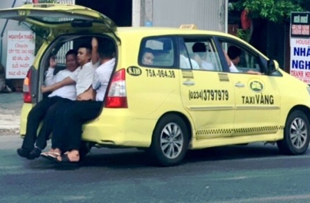 Taxi nhoi 11 nguoi 'lam xiec' tren quoc lo 1 hinh anh