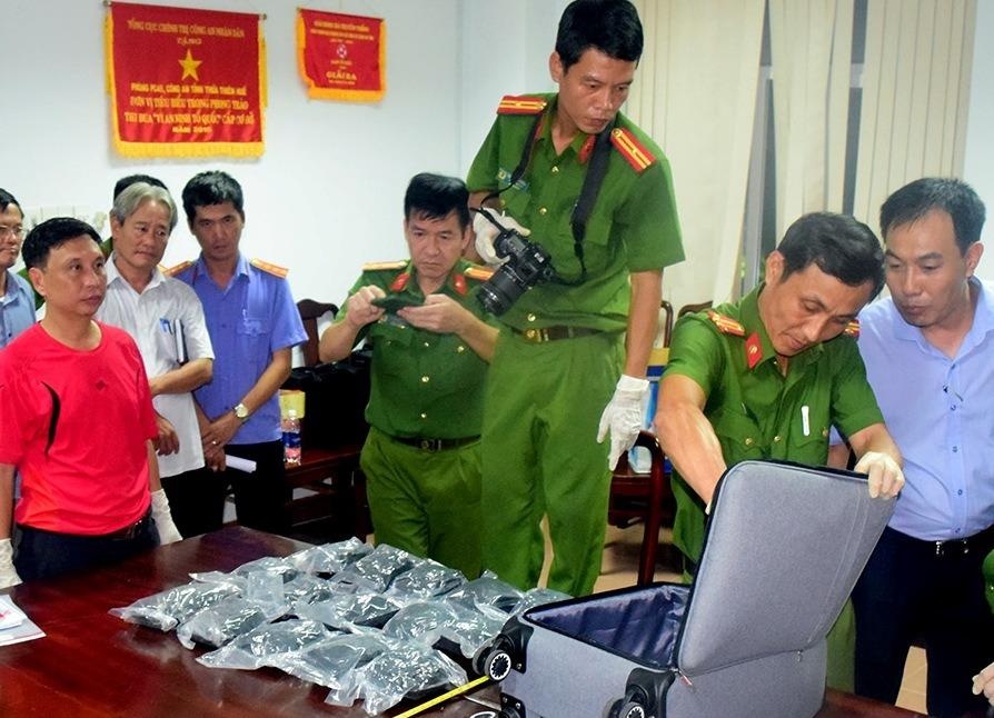 Doi nam nu di tau hoa xach theo 30.000 vien ma tuy hinh anh