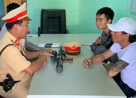 Rut sung doa lai xe khach vi khong chiu nhuong duong hinh anh