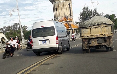 Tai xe xe bien xanh lan lan vuot au bi tuoc bang 2 thang hinh anh