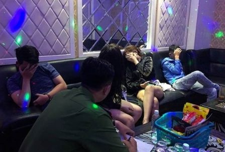 25 nguoi phe ma tuy trong quan karaoke luc rang sang hinh anh