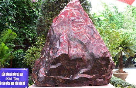 Kiem toan Nha nuoc tang bao tang o Hue khoi da sapphire 14 tan hinh anh