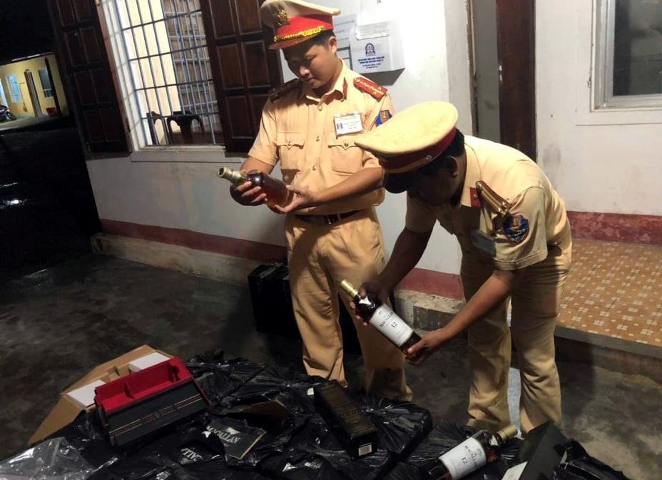 Ôtô chở 600 chai rượu lậu ảnh 1 Oto cho 600 chai ruou lau anh 1