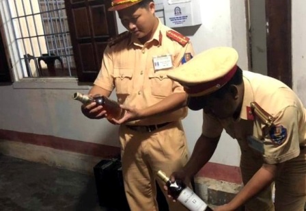 Oto dau keo cho hon 600 chai ruou ngoai nhap lau hinh anh