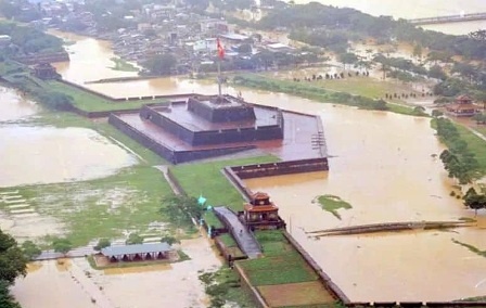 Nguoi dan khoc khi nho ve tran dai hong thuy nam 1999 hinh anh