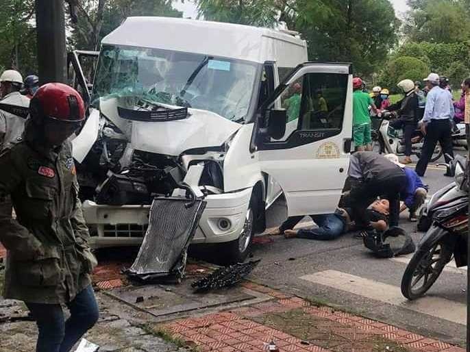 Oto khach tong tru den anh 1