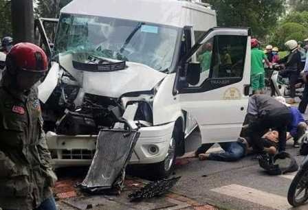 Oto cho du khach Han Quoc leo via he tong tru den giao thong hinh anh