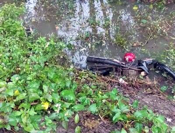 Thi the nam thanh nien cung xe Exciter duoi muong nuoc hinh anh