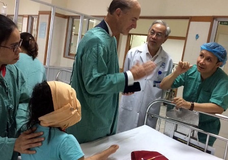 Giao su My phau thuat khoi u vung mat cho benh nhi 4 tuoi hinh anh