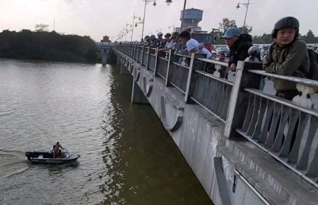 Nguoi dan ong nhay xuong song Huong tu tu hinh anh