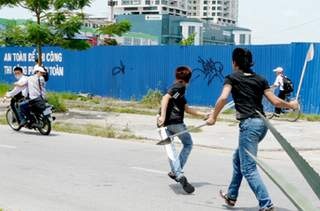 Dap pha taxi, chem 2 nguoi trong thuong hinh anh