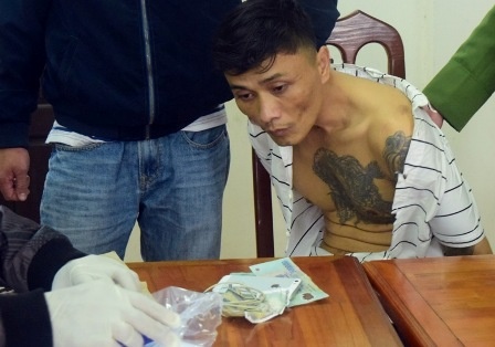 Bat thanh nien tang tru hon 300 vien hong phien tai tram thu phi hinh anh