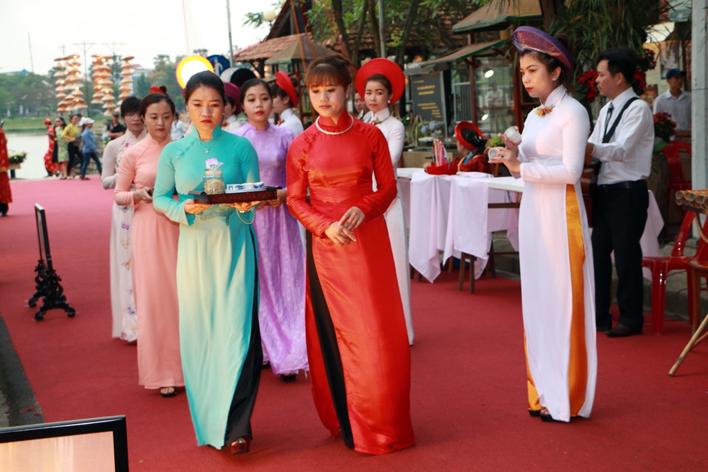 Ngay hoi ao dai anh 1