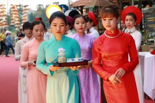 Ngay hoi ao dai Festival Hue ton vinh chua Nguyen Phuc Khoat hinh anh