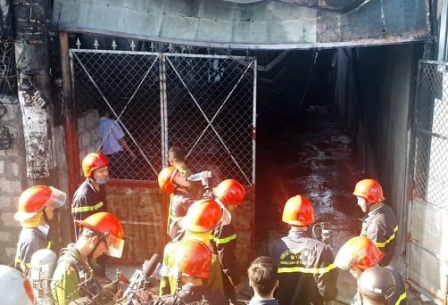 Chap lua tru dien khien kho hang boc chay du doi hinh anh