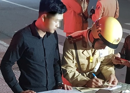 Goi dien nho tro giup khi bi phat 35 trieu dong vi loi nong do con hinh anh