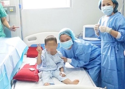 Benh nhi 4 tuoi duoc cuu song bang ghep te bao goc hinh anh