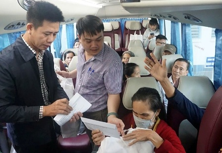 200 benh nhan va nguoi nha duoc mien phi ve xe ve que an Tet hinh anh