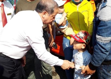 Hanh khach bat ngo duoc chu tich tinh ra ben xe chuc Tet hinh anh