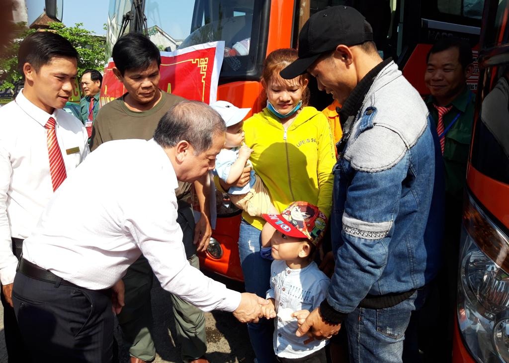 Hanh khach duoc chuc Tet anh 1