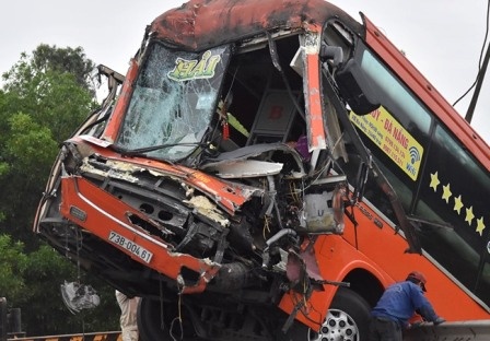 Xe dau keo dau dau oto khach, 4 nguoi nhap vien hinh anh