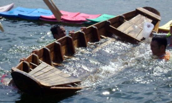 Lat thuyen, 3 nguoi mat tich hinh anh