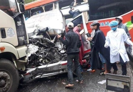 Khoanh khac 2 oto khach va xe dau keo tong nhau tren quoc lo hinh anh