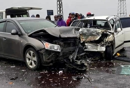 Oto cho 2 nha su dap nat dau sau cu tong truc dien hinh anh