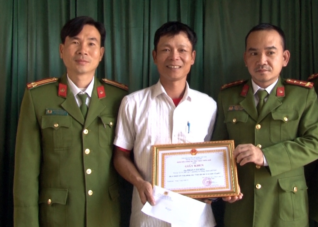 lao xuong song cuu 2 me con anh 1