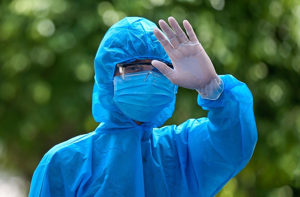 42 nguoi tiep xuc gan voi ca 76 deu am tinh voi Covid-19 hinh anh